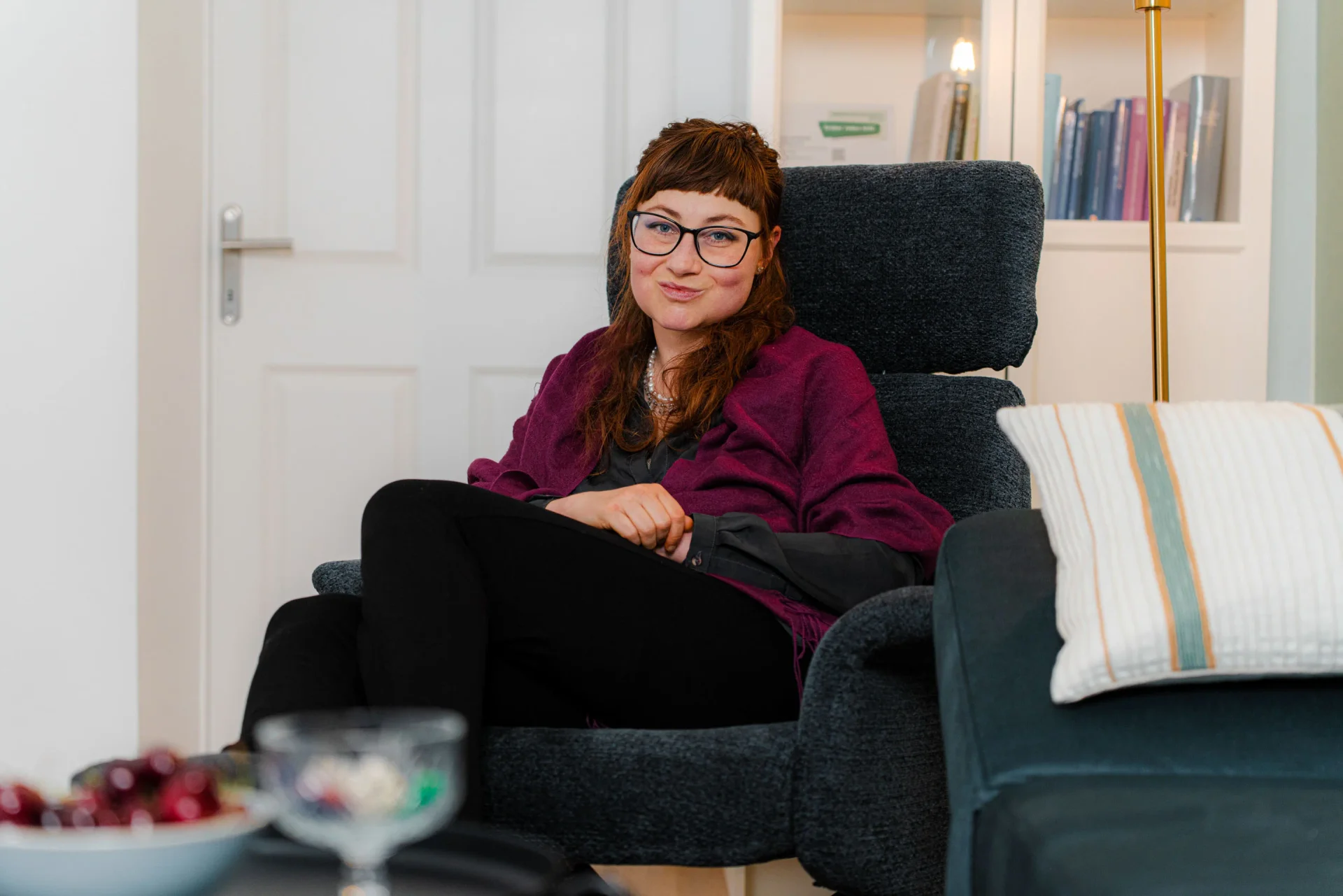 Katharina M. Schöch, MA sitzt auf einem Sessel.
